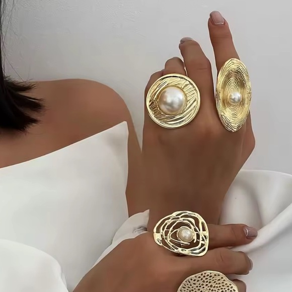 ✨ Gold Statement Ring with Pearl Accent ✨ - Picture 4 of 12